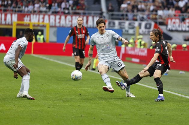 AC Milan s LUKA MODRIC in action against Udinese s NICOLO ZANIOLO during the Italian Serie A Enilive soccer championship football match between AC Milan and Udinese Calcio at San Siro Stadium on April 11th, 2026, Milan, Italy  Copyright: xMattiaxRadoni IPAxSportx xipa-agency.netx xx IPA_73892439 IPA_Agency_IPA73892439