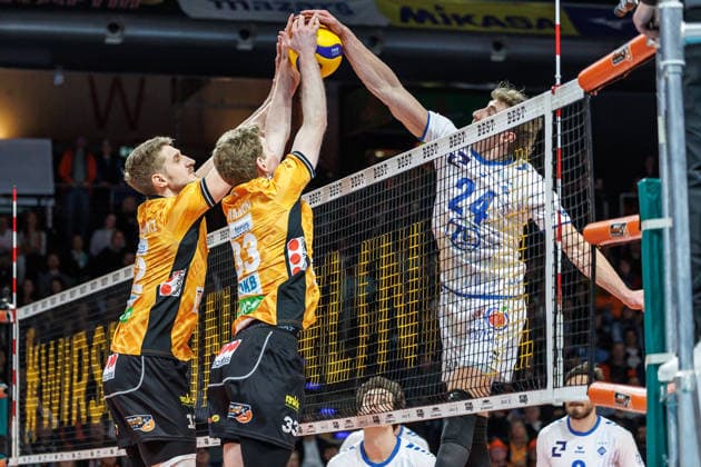 11 04 26, Berlin, Volleyball 1 Bundesliga, Men, Final, Matchday 1, BR Volleys VFB Friedrichshafen, Max Schmeling Halle Jonas Van Huizen plays the ball against the block of Florian Krage Brewitz BR Volleys and Fedor Ivanov BR Volleys BR Volleys VFB Friedrichshafen