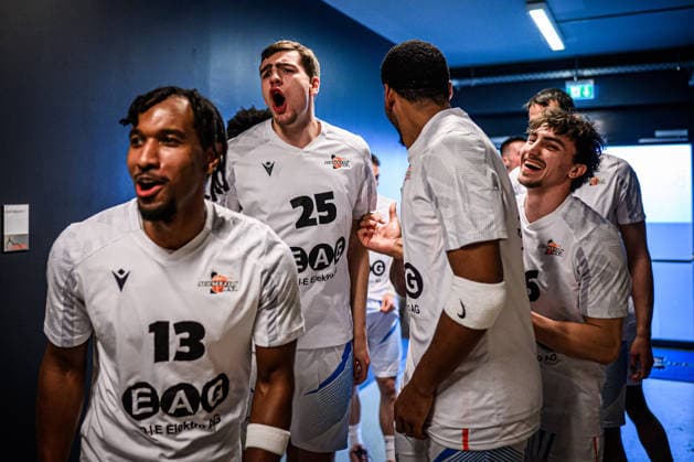 easycredit BBL Basketball Bundesliga 2025 2026 29 Matchday 11 04 2026 Science City Jena vs Fitness First Würzburg Baskets Good mood among the Jena players in the dressing room corridor front left Keith Braxton, Lorenz Bank jumps , right Kristofer Krause Sparkassen Arena