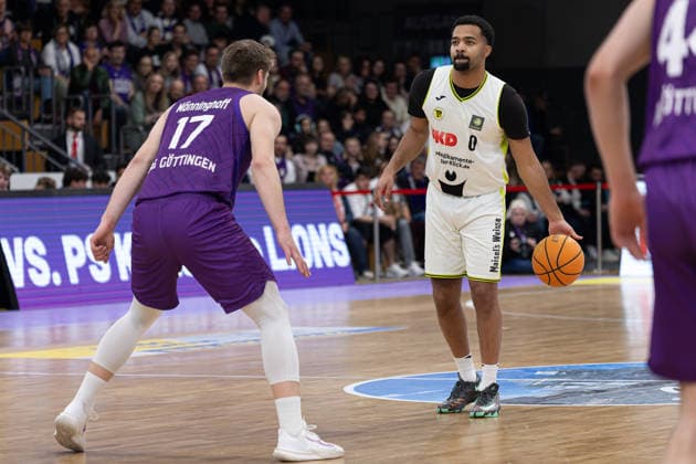 Barmer 2 Basketball Bundesliga ProA, BG Goettingen vs BBC Bayreuth, Sparkassen Arena Goettingen 11 04 2026 ProA, Goettingen, Germany 11 04 2026 Kyle Sturdivant BBC Bayreuth, 0 on the ball against Mathis Moenninghoff BG Goettingen, 17 , Barmer ProA 2 Basketball Bundesliga, Game of BG Goettingen vs BBC Bayreuth, Sparkassen Arena Goettingen Copyright: xBEAUTIFULxSPORTS Freudensteinx