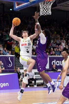 Barmer 2 Basketball Bundesliga ProA, BG Goettingen vs BBC Bayreuth, Sparkassen Arena Goettingen 11 04 2026 ProA, Goettingen, Germany 11 04 2026 Lenny Liedtke BBC Bayreuth, 55 on the ball against Jordan Sears BG Goettingen, 3 , Barmer ProA 2 Basketball Bundesliga, Game of BG Goettingen vs BBC Bayreuth, Sparkassen Arena Goettingen Copyright: xBEAUTIFULxSPORTS Freudensteinx