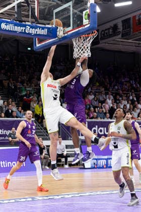 Barmer 2 Basketball Bundesliga ProA, BG Goettingen vs BBC Bayreuth, Sparkassen Arena Goettingen 11 04 2026 ProA, Goettingen, Germany 11 04 2026 Lenny Liedtke BBC Bayreuth, 55 vs Jordan Sears BG Goettingen, 3 , Barmer ProA 2 Basketball Bundesliga, Game of BG Goettingen vs BBC Bayreuth, Sparkassen Arena Goettingen Copyright: xBEAUTIFULxSPORTS Freudensteinx