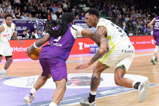 Barmer 2 Basketball Bundesliga ProA, BG Goettingen vs BBC Bayreuth, Sparkassen Arena Goettingen 11 04 2026 ProA, Goettingen, Germany 11 04 2026 Jordan Sears BG Goettingen, 3 on the ball against Rayshawn Mart BBC Bayreuth, 3 , Barmer ProA 2 Basketball Bundesliga, Game of BG Goettingen vs BBC Bayreuth, Sparkassen Arena Goettingen Copyright: xBEAUTIFULxSPORTS Freudensteinx