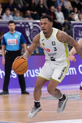 Barmer 2 Basketball Bundesliga ProA, BG Goettingen vs BBC Bayreuth, Sparkassen Arena Goettingen 11 04 2026 ProA, Goettingen, Germany 11 04 2026 Rayshawn Mart BBC Bayreuth, 3 on the ball, Barmer ProA 2 Basketball Bundesliga, Game of BG Goettingen vs BBC Bayreuth, Sparkassen Arena Goettingen Copyright: xBEAUTIFULxSPORTS Freudensteinx