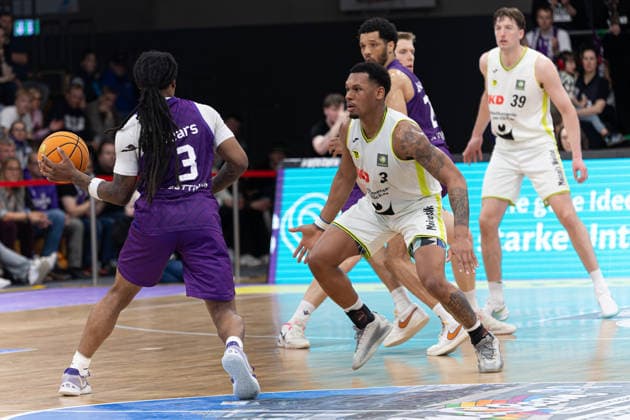 Barmer 2 Basketball Bundesliga ProA, BG Goettingen vs BBC Bayreuth, Sparkassen Arena Goettingen 11 04 2026 ProA, Goettingen, Germany 11 04 2026 Jordan Sears BG Goettingen, 3 on the ball against Rayshawn Mart BBC Bayreuth, 3 , Barmer ProA 2 Basketball Bundesliga, Game of BG Goettingen vs BBC Bayreuth, Sparkassen Arena Goettingen Copyright: xBEAUTIFULxSPORTS Freudensteinx