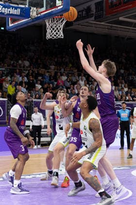Barmer 2 Basketball Bundesliga ProA, BG Goettingen vs BBC Bayreuth, Sparkassen Arena Goettingen 11 04 2026 ProA, Goettingen, Germany 11 04 2026 Battle for the ball, Barmer ProA 2 Basketball Bundesliga, BG Goettingen vs BBC Bayreuth match, Sparkassen Arena Goettingen Copyright: xBEAUTIFULxSPORTS Freudensteinx