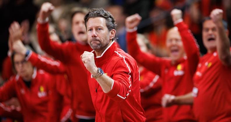 Belgian team captain Wim Fissette and his team celebrate during the fourth game between Belgian Minnen and US Jovic on the second day of the qualifiers of the Billie Jean King Cup tennis between Belgium and the USA, in Oostende, Belgium, on Saturday 11 April 2026. The meeting takes place on 10 and 11th April. PHOTO BENOITxDOPPAGNE  x170495224x
