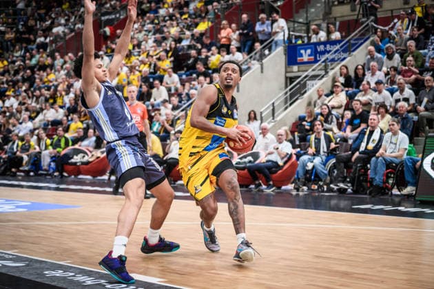 Elijah Hughes MHP RIESEN Ludwigsburg, 07 vs Jack Kayil ALBA Berlin, 07 GER, MHP Riesen Ludwigsburg vs ALBA Berlin, Basketball Bundesliga, easycredit BBL, 29 Matchday, Season 2025 2026, 11 04 2026 GER, MHP Riesen Ludwigsburg vs ALBA Berlin, Basketball Bundesliga, easycredit BBL, 29 Matchday, Season 2025 2026, 11 04 2026 Ludwigsburg Copyright: xSandyxDinkelackerx EP_SDR
