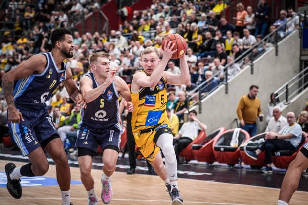 Toms Skuja MHP RIESEN Ludwigsburg, 05 vs Sam Griesel ALBA Berlin, 05 and Norris Agbakoko ALBA Berlin, 17 GER, MHP Riesen Ludwigsburg vs ALBA Berlin, Basketball Bundesliga, easycredit BBL, 29 Matchday, Season 2025 2026, 11 04 2026 GER, MHP Riesen Ludwigsburg vs ALBA Berlin, Basketball Bundesliga, easycredit BBL, 29 Matchday, Season 2025 2026, 11 04 2026 Ludwigsburg Copyright: xSandyxDinkelackerx EP_SDR