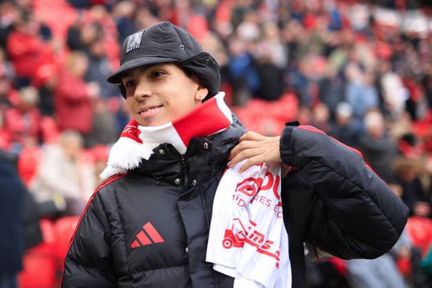Fußball Premier League Liverpool gegen Fulham 11. April 2026 Premier League Liverpool gegen Fulham Argentinischer Rapper Milo J Foto Simon Stacpoole Abseits Liverpool UK  Copyright: xSimonxStacpoolexOffside