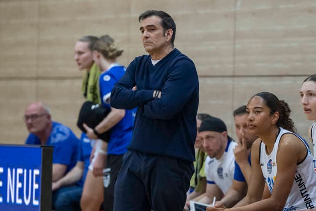 Toyota DBBL 2025 2026 Syntainics MBC vs BC Marburg Blue Dolphins Playoff Semifinal, Game 1 Halle Saale, Germany April 11, 2026 In the picture coach Jose Araujo Marburg pensive, brooding, grumbling, Halle Saale swh Arena Sachsen Anhalt Germany