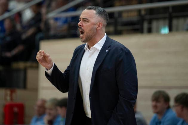 Toyota DBBL 2025 2026 Syntainics MBC vs BC Marburg Blue Dolphins Playoff Semifinal, Game 1 Halle Saale, Germany April 11, 2026 In the picture coach Timur Topal Halle gestures, gestures, gestures, dissatisfied, disappointed, disappointed, dejected, frustrated, Halle Saale swh Arena Saxony Anhalt Germany