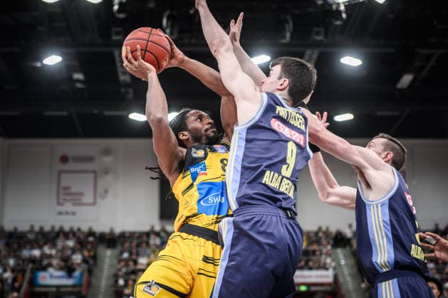 Terrell Harris (MHP RIESEN Ludwigsburg, 08) vs. Jonas Mattisseck (ALBA Berlin, 09) und Justin Bean (ALBA Berlin, 34) GER, MHP Riesen Ludwigsburg vs. ALBA Berlin, Basketball Bundesliga, easycredit BBL, 29. Spieltag, Spielzeit 2025 2026, 11.04.2026 GER, MHP Riesen Ludwigsburg vs. ALBA Berlin, Basketball Bundesliga, easycredit BBL, 29. Spieltag, Spielzeit 2025 2026, 11.04.2026 Ludwigsburg *** Terrell Harris MHP RIESEN Ludwigsburg, 08 vs Jonas Mattisseck ALBA Berlin, 09 and Justin Bean ALBA Berlin, 34 GER, MHP Riesen Ludwigsburg vs ALBA Berlin, Basketball Bundesliga, easycredit BBL, 29 Matchday, Season 2025 2026, 11 04 2026 GER, MHP Riesen Ludwigsburg vs ALBA Berlin, Basketball Bundesliga, easycredit BBL, 29 Matchday, Season 2025 2026, 11 04 2026 Ludwigsburg Copyright: xSandyxDinkelackerx EP_SDR
