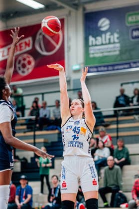 BB 1BL Damen Syntainics MBC Lions BC Pharmaserv Marburg Allyson Fertig BC Pharmaserv Marburg vwaehrend der Saison 2025 2026 im Halbfinale Playoff im Spiel 1 von 5 in der DBBL Toyota Bundesliga Syntainics MBC Lions und BC Pharmaserv Marburg in der SWH Arena am 11 April 2026 in Halle Saale, Sachsen Anhalt, Germany
