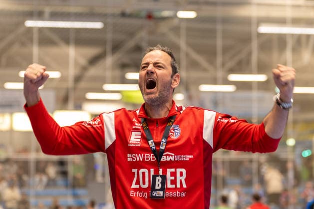 Iker Romero SG BBM Bietigheim, coach is relieved and cheers the fans who have traveled with him to TSV Bayer Dormagen vs SG BBM Bietigheim, Handball, 2 HBL, Matchday 27, Season 2025 2026, 11 04 2026 TSV Bayer Dormagen vs SG BBM Bietigheim, Handball, 2 HBL, Matchday 27, Season 2025 2026, 11 04 2026 Dormagen Copyright: xEibner-Pressefoto ThomasxHaeslerx EP_THR