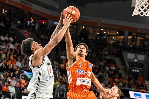 GER, BBL, ratiopharm Ulm vs BMA 365 Bamberg Baskets 11 04 2026, ratiopharm arena, Neu Ulm, GER, BBL, ratiopharm Ulm vs BMA 365 Bamberg Baskets, in the picture Demarcus Marquette Demonia Bamberg, 8 , Mark Smith Ulm, 13 nordphotoxGmbHx xHafner nph00200