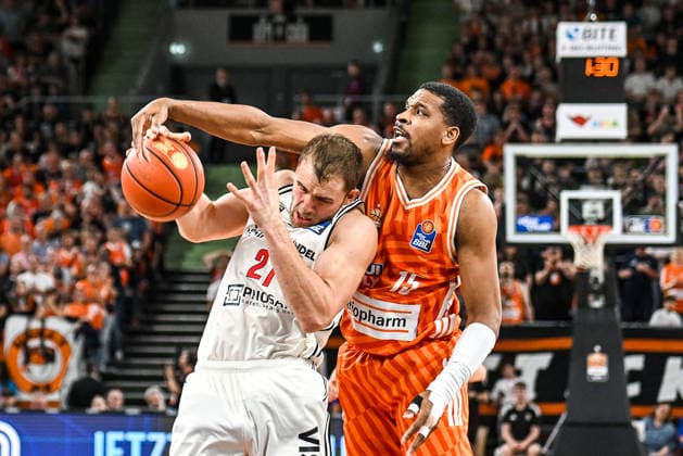 GER, BBL, ratiopharm Ulm vs BMA 365 Bamberg Baskets 11 04 2026, ratiopharm arena, Neu Ulm, GER, BBL, ratiopharm Ulm vs BMA 365 Bamberg Baskets, in the picture Moritz Krimmer Bamberg, 27 , Justin Simon Ulm, 15 , Fight for the ball nordphotoxGmbHx xHafner nph00200