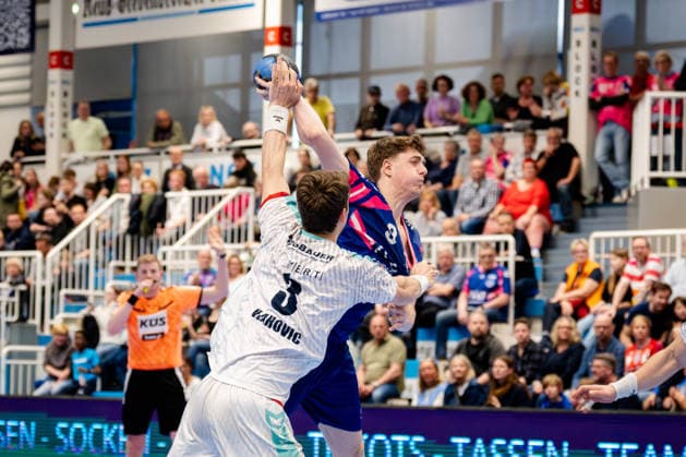 Dormagen, 11 04 2026, Handball, Men, 2 Bundesliga, 27 Matchday, 2025 2026 TSV Bayer Dormagen SG BBM Bietigheim Florian Boehnert TSV Bayer Dormagen, 9 on a throw from the back against Nikola Vlahovic SG BBM Bietigheim, 3 Dormagen TSV Bayer Sportcenter NRW Germany