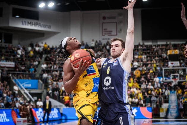 Stefan Smith MHP RIESEN Ludwigsburg, 03 vs Malte Delow ALBA Berlin, 06 GER, MHP Riesen Ludwigsburg vs ALBA Berlin, Basketball Bundesliga, easycredit BBL, 29 Matchday, Season 2025 2026, 11 04 2026 GER, MHP Riesen Ludwigsburg vs ALBA Berlin, Basketball Bundesliga, easycredit BBL, 29 Matchday, Season 2025 2026, 11 04 2026 Ludwigsburg Copyright: xSandyxDinkelackerx EP_SDR