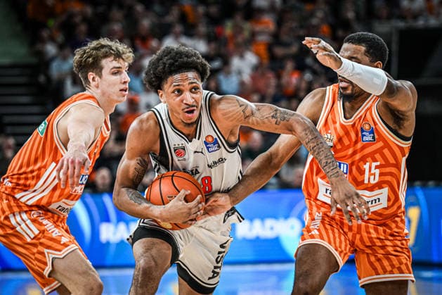 Neu Ulm, Deutschland, 11.04.26: Tobias Jensen (ratiopharm ulm), Demarcus Marquette Demonia (BMA365 Bamberg Baskets) undJustin Simon (ratiopharm ulm) im Zweikampf waehrend des Basketball Bundesliga Spiels zwischen ratiopharm ulm vs BMA365 Bamberg Baskets in der ratiopharm Arena am 11. April 2026 in Neu Ulm, Deutschland. (Foto von Harry Langer DeFodi Images) ratiopharm Arena, Germany, 11.04.26: Tobias Jensen (ratiopharm ulm), Demarcus Marquette Demonia (BMA365 Bamberg Baskets) undJustin Simon (ratiopharm ulm) battle for the ball during the Basketball Bundesliga match between ratiopharm ulm vs BMA365 Bamberg Baskets at Neu Ulm on April 11, 2026 in ratiopharm Arena, Germany. (Photo by Harry Langer DeFodi Images) (Photo by Harry Langer DeFodi Images) - *** Neu Ulm, Germany, 11 04 26 Tobias Jensen ratiopharm ulm , Demarcus Marquette Demonia BMA365 Bamberg Baskets andJustin Simon ratiopharm ulm battle for the ball during the Basketball Bundesliga match between ratiopharm ulm vs BMA365 Bamberg Baskets at ratiopharm Arena on April 11, 2026 in Neu Ulm, Germany Photo by Harry Langer DeFodi Images ratiopharm Arena, Germany, 11 04 26 Tobias Jensen ratiopharm ulm , Demarcus Marquette Demonia BMA365 Bamberg Baskets andJustin Simon ratiopharm ulm battle for the ball during the Basketball Bundesliga match between ratiopharm ulm vs BMA365 Bamberg Baskets at Neu Ulm on April 11, 2026 in ratiopharm Arena, Germany Photo by Harry Langer DeFodi Images Photo by Harry Langer DeFodi Images
