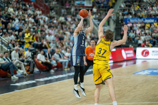 Alex O Connell ALBA Berlin, 03 , Julis Baumer MHP RIESEN Ludwigsburg, 37 , GER, MHP RIESEN Ludwigsburg vs ALBA Berlin, Basketball Bundesliga, easycredit BBL, Matchday 29, Season 2025 2026, 11 04 2026, GER, MHP RIESEN Ludwigsburg vs ALBA Berlin, Basketball Bundesliga, easycredit BBL, Matchday 29, Season 2025 2026, 11 04 2026 Ludwigsburg Copyright: xEibner-Pressefoto SaschaxWaltherx EP_EER