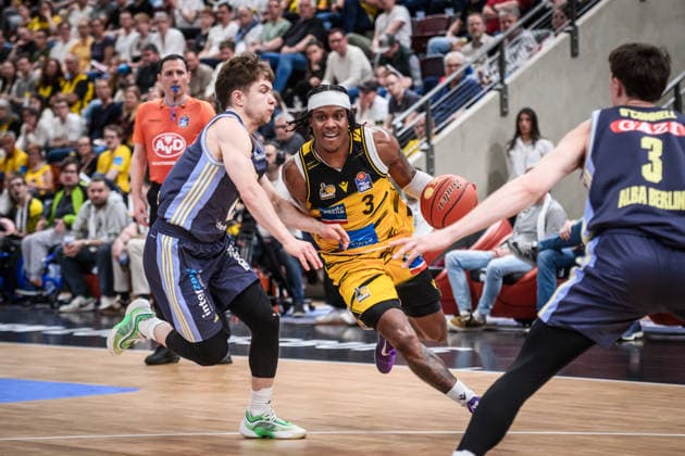 Stefan Smith MHP RIESEN Ludwigsburg, 03 vs Bennet Hundt ALBA Berlin, 33 GER, MHP Riesen Ludwigsburg vs ALBA Berlin, Basketball Bundesliga, easycredit BBL, 29 Matchday, Season 2025 2026, 11 04 2026 GER, MHP Riesen Ludwigsburg vs ALBA Berlin, Basketball Bundesliga, easycredit BBL, 29 Matchday, Season 2025 2026, 11 04 2026 Ludwigsburg Copyright: xSandyxDinkelackerx EP_SDR