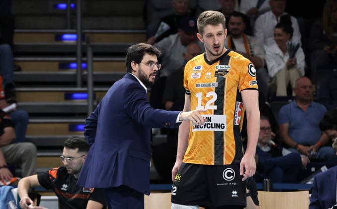 Trainer Alexandre Leal gibt Florian Krage Brewitz Anweisungen Volleyball Bundesliga Herren Play Off Halbfinale 1.Spiel Spieltag Saison 2025 2026 11.04.2026 BR Volleys Berlin BRV vs VfB Friedrichshafen *** Coach Alexandre Leal gives instructions to Florian Krage Brewitz Sport Volleyball Bundesliga Mens Play Off Semi-Final 1 Match Matchday Season 2025 2026 11 04 2026 BR Volleys Berlin BRV vs VfB Friedrichshafen