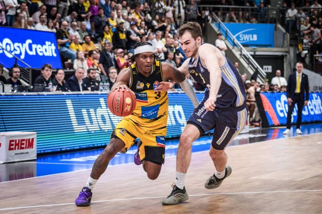 Stefan Smith MHP RIESEN Ludwigsburg, 03 vs Malte Delow ALBA Berlin, 06 GER, MHP Riesen Ludwigsburg vs ALBA Berlin, Basketball Bundesliga, easycredit BBL, 29 Matchday, Season 2025 2026, 11 04 2026 GER, MHP Riesen Ludwigsburg vs ALBA Berlin, Basketball Bundesliga, easycredit BBL, 29 Matchday, Season 2025 2026, 11 04 2026 Ludwigsburg Copyright: xSandyxDinkelackerx EP_SDR