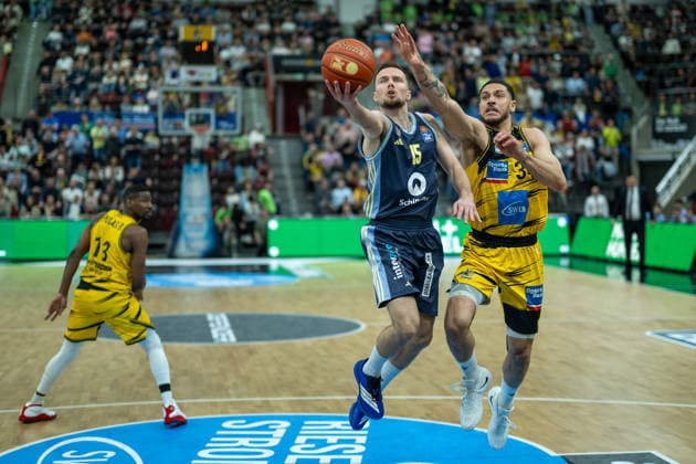 Yorman Polas Bartolo MHP RIESEN Ludwigsburg, 13 , Martin Hermannsson ALBA Berlin, 15 , Gavin Schilling MHP RIESEN Ludwigsburg, 34 , GER, MHP RIESEN Ludwigsburg vs ALBA Berlin, Basketball Bundesliga, easycredit BBL, Matchday 29, Season 2025 2026, 11 04 2026, GER, MHP RIESEN Ludwigsburg vs ALBA Berlin, Basketball Bundesliga, easycredit BBL, Matchday 29, Season 2025 2026, 11 04 2026 Ludwigsburg Copyright: xEibner-Pressefoto SaschaxWaltherx EP_EER
