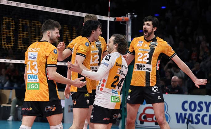 Ruben Schott, Nolan Flexen, Florian Krage Brewitz, Kyle Dagostino, Jake Hanes, BR Volleys cheer after 3 1 victory Joy Emotion Jubilation Sport Volleyball Bundesliga Mens Play Off Semi-Final 1 Matchday Season 2025 2026 11 04 2026 BR Volleys Berlin BRV vs VfB Friedrichshafen