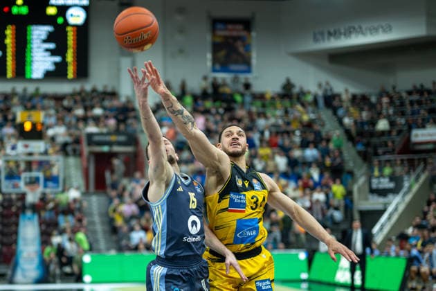 Yorman Polas Bartolo MHP RIESEN Ludwigsburg, 13 , Martin Hermannsson ALBA Berlin, 15 , Gavin Schilling MHP RIESEN Ludwigsburg, 34 , GER, MHP RIESEN Ludwigsburg vs ALBA Berlin, Basketball Bundesliga, easycredit BBL, Matchday 29, Season 2025 2026, 11 04 2026, GER, MHP RIESEN Ludwigsburg vs ALBA Berlin, Basketball Bundesliga, easycredit BBL, Matchday 29, Season 2025 2026, 11 04 2026 Ludwigsburg Copyright: xEibner-Pressefoto SaschaxWaltherx EP_EER