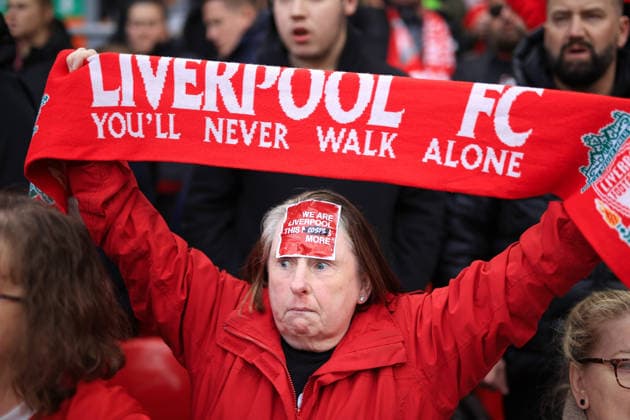Fußball Premier League Liverpool gegen Fulham 11. April 2026 Premier League Liverpool gegen Fulham Eine Liverpool-Fan hält ihren Schal in die Höhe und trägt einen Aufkleber gegen steigende Ticketpreise auf dem Kopf Foto Simon Stacpoole Offside Liverpool UK  Copyright: xSimonxStacpoolexOffside