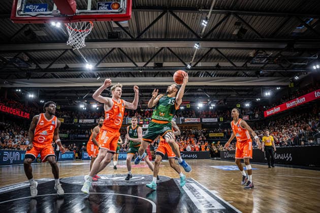 1. Basketball Bundesliga, easyCredit BBL, Saison 2025 2026, Herren, Hauptrunde, 29. Spieltag, 11.04.2026, RASTA Vechta - Gladiators Trier Jordan Roland ( 15 - VET-CONCEPT Gladiators Trier) beim Korbleger Vechta RASTA Dome Niedersachsen Deutschland *** 1 Basketball Bundesliga, easyCredit BBL, Season 2025 2026, Men, Main Round, Matchday 29, 11 04 2026, RASTA Vechta Gladiators Trier Jordan Roland 15 VET CONCEPT Gladiators Trier at Korbleger Vechta RASTA Dome Niedersachsen Germany