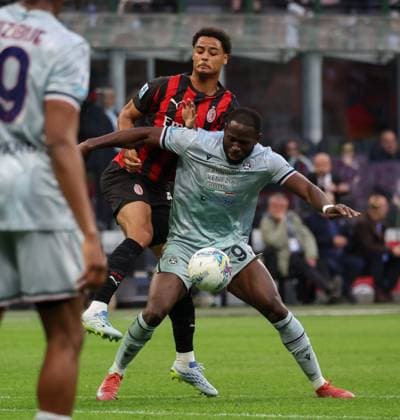 Foto IPP Roberto Bregani Milano 11-04-2026 Calcio Campionato di Serie A 2025 2026, Milan- Udinese Nella foto Keinan Davis dell Udinese in azione contro Koni De Winter del Milan. Italy Photo Press World Copyright. italy ITALY  Copyright: xR4924_italyphotopressx