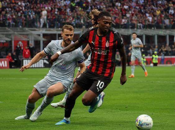 Foto IPP Roberto Bregani Milano 11-04-2026 Calcio Campionato di Serie A 2025 2026, Milan- Udinese Nella foto Rafael Leao del Milan in azione contro Jesper Karlstrom dell Udinese. Italy Photo Press World Copyright. italy ITALY  Copyright: xR4924_italyphotopressx