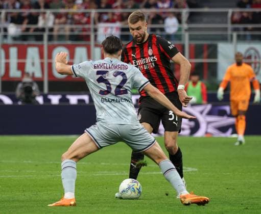 Foto IPP Roberto Bregani Milano 11-04-2026 Calcio Campionato di Serie A 2025 2026, Milan- Udinese Nella foto Strahinja Pavlovic del Milan in azione contro Jurgen Ekkelenkamp dell Udinese. Italy Photo Press World Copyright. italy ITALY  Copyright: xR4924_italyphotopressx