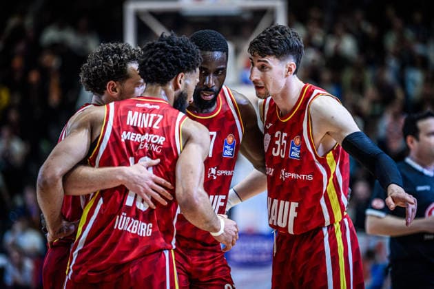 easycredit BBL Basketball Bundesliga 2025 2026 29 Matchday 11 04 2026 Science City Jena vs Fitness First Würzburg Baskets Würzburg players stand together, Huddle, v re Pjanic, Edigin Sparkassen Arena