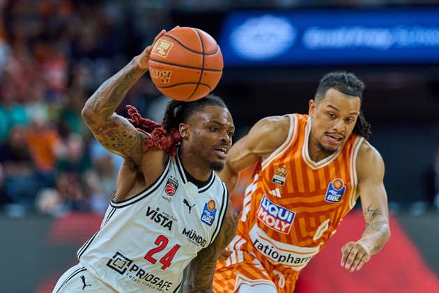 duel, duel between Cobe Williams BMA365 Bamberg Baskets, 24 , Nelson Weidemann ratiopharm ulm, 00 GER, ratiopharm ulm vs BMA365 Bamberg Baskets, Basketball, 29 Matchday, EasyCredit BBL, Season 2025 2026, 11 04 2026 GER, ratiopharm ulm vs BMA365 Bamberg Baskets, Basketball, 29 Matchday, EasyCredit BBL, Season 2025 2026, 11 04 2026 Neu Ulm Copyright: xEibner-Pressefoto GeraldxOelze-dexStoppanyx EP_ODS