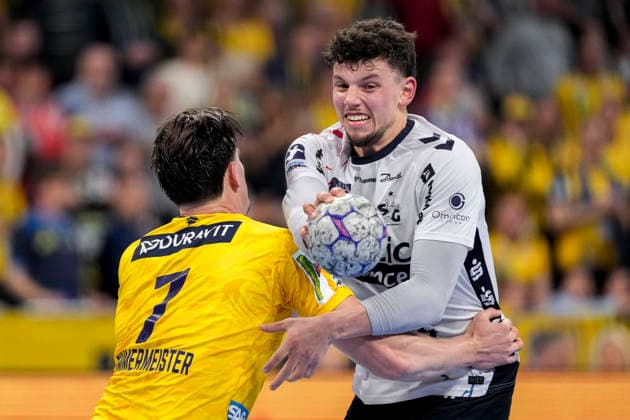 v li Robert Timmermeister RNL, 7 , Marko Grgic Flensburg, 17 , duel, duel, tackle, tackling, dynamics, action, action, 11 04 2026, Mannheim Germany , Handball, Bundesliga, Rhein Neckar Löwen SG Flensburg Handewitt xozx