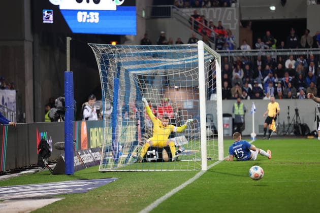 11 04 2026, xrekx, Fußball 2 Bundesliga, SV Darmstadt 98 Hannover 96 v l Benedikt Pichler Hannover 96 Marcel Schuhen SV Darmstadt 98 Fabian Nürnberger Nuernberger SV Darmstadt 98 Zweikampf, Aktion, action, battle for the ball DFL DFB REGULATIONS PROHIBIT ANY USE OF PHOTOGRAPHS as IMAGE SEQUENCES and or QUASI VIDEO Darmstadt