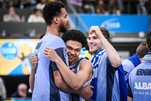 Jack Kayil ALBA Berlin, 07 hugs Norris Agbakoko ALBA Berlin, 17 , behind him is happy with Malte Delow ALBA Berlin, 06 GER, MHP Riesen Ludwigsburg vs ALBA Berlin, Basketball Bundesliga, easycredit BBL, 29 Matchday, Season 2025 2026, 11 04 2026 GER, MHP Riesen Ludwigsburg vs ALBA Berlin, Basketball Bundesliga, easycredit BBL, 29 Matchday, Season 2025 2026, 11 04 2026 Ludwigsburg Copyright: xSandyxDinkelackerx EP_SDR