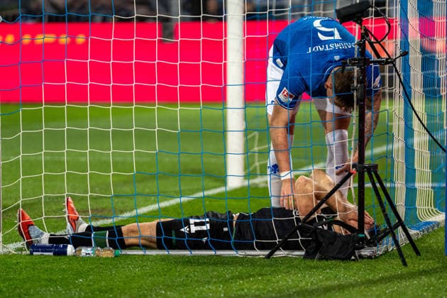 2 Bundesliga SV Darmstadt 98 vs Hannover 96, 11 04 2026 After a header attempt Benedikt Pichler Hannover 96, 11 in the goal of SV Darmstadt 98 2 Bundesliga SV Darmstadt 98 vs Hannover 96, Merck Stadion am Böllenfalltor, 11 04 2026 DFB DFL REGULATIONS PROHIBIT ANY USE OF PHOTOGRAPHS AS IMAGE SEQUENCES AND OR QUASI VIDEO Copyright: xBEAUTIFULxSPORTS Hillx
