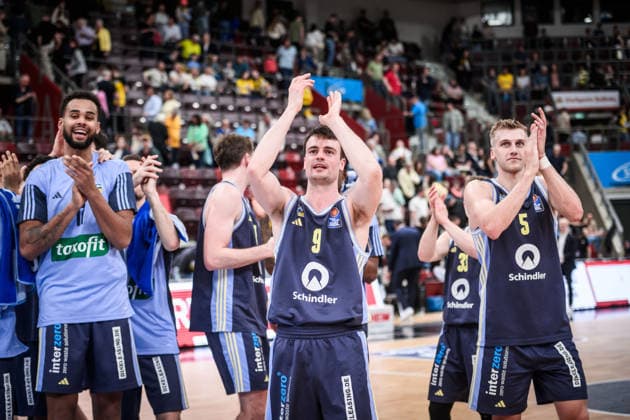 Norris Agbakoko ALBA Berlin, 17 , Jonas Mattisseck ALBA Berlin, 09 , Sam Griesel ALBA Berlin, 05 and team joy, cheers, support for the fans, applause joy, cheers after away win in Ludwigsburg GER, MHP Riesen Ludwigsburg vs ALBA Berlin, Basketball Bundesliga, easycredit BBL, 29 Matchday, Season 2025 2026, 11 04 2026 GER, MHP Riesen Ludwigsburg vs ALBA Berlin, Basketball Bundesliga, easycredit BBL, 29 Matchday, Season 2025 2026, 11 04 2026 Ludwigsburg Copyright: xSandyxDinkelackerx EP_SDR