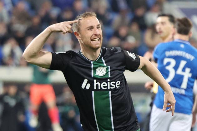 11 04 2026, xrekx, Fußball 2 Bundesliga, SV Darmstadt 98 Hannover 96 v l Torjubel nach dem Tor zum celebrating the goal celebrate 0 1 durch Maurice Neubauer Hannover 96 DFL DFB REGULATIONS PROHIBIT ANY USE OF PHOTOGRAPHS as IMAGE SEQUENCES and or QUASI VIDEO Darmstadt