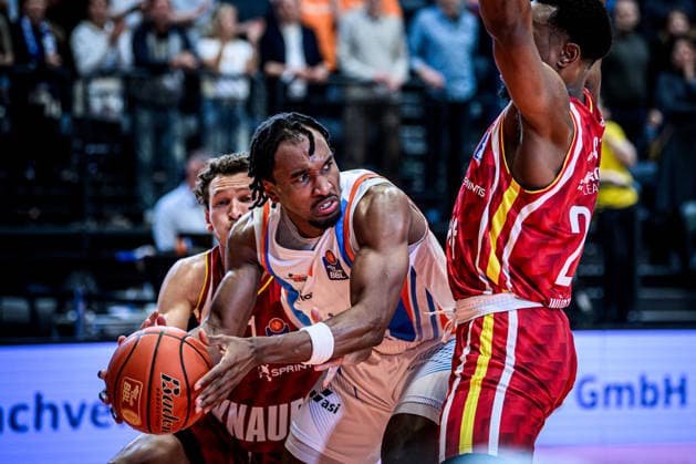 easycredit BBL Basketball Bundesliga 2025 2026 29 Matchday 11 04 2026 Science City Jena vs Fitness First Würzburg Baskets Keith Braxton Jena on the ball, Brae Ivey Würzburg on the left tries to steal it Sparkassen Arena