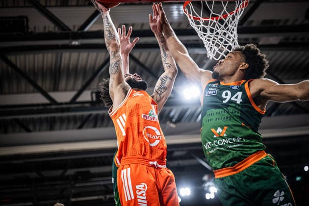 1 Basketball Bundesliga, easyCredit BBL, Season 2025 2026, Men, Main Round, Matchday 29, 11 04 2026, RASTA Vechta Gladiators Trier Tevin Brown 10 RASTA Vechta on a lay-up Vechta RASTA Dome Lower Saxony Germany