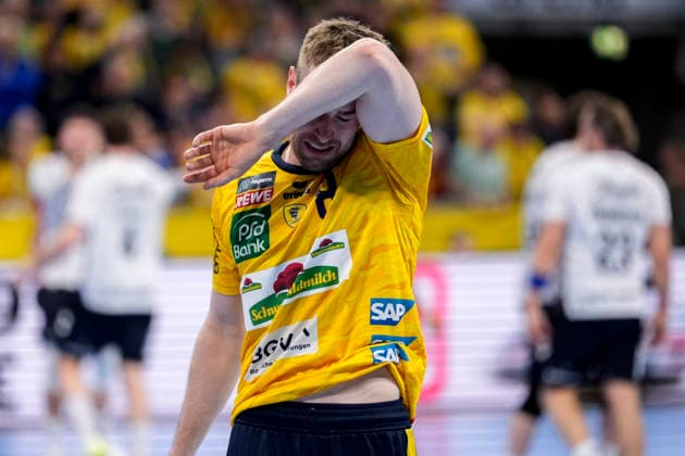 Tim Nothdurft RNL, 8 , Rhein Neckar Löwen player, disappointed about the defeat, disappointment after the final whistle, highlight, loser, lost, frustration, disappointed, pessimistic, 11 04 2026, Mannheim Germany , Handball, Bundesliga, Rhein Neckar Löwen SG Flensburg Handewitt xozx