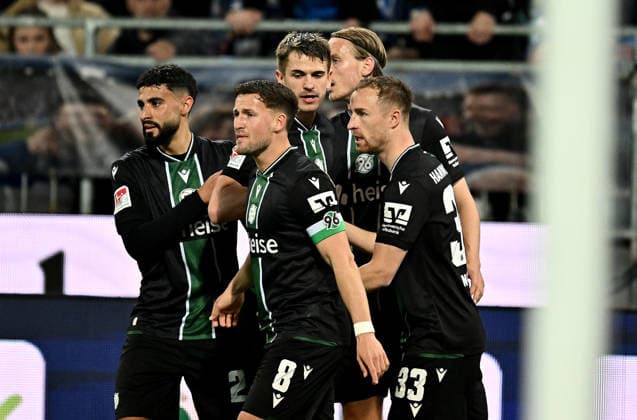 11 04 2026, xfux, Fußball 2 Bundesliga, SV Darmstadt 98 Hannover 96 v l Torschuetze Torschütze Maurice Neubauer Hannover 96 und Spieler Hannover 96 Torjubel, Jubel, Goal celebration, celebrate the goal zum 0 1 jubelnd bejubelt jubeln jubel DFL DFB REGULATIONS PROHIBIT ANY USE OF PHOTOGRAPHS as IMAGE SEQUENCES and or QUASI VIDEO Darmstadt