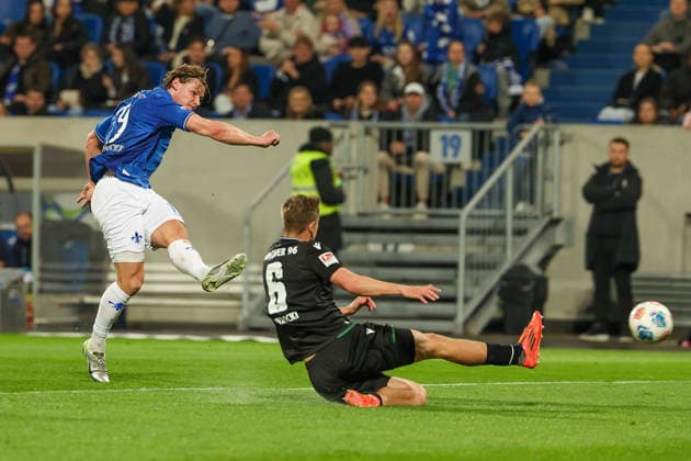 2026 04 11 xjfx 2 Bundesliga 29 Matchday SV Darmstadt 98 Hannover 96 v l , Fynn Luca Lakenmacher SV Darmstadt 98 , Maik Nawrocki Hannover 96 DFL DFB REGULATIONS PROHIBIT ANY USE OF PHOTOGRAPHS as IMAGE SEQUENCES and or QUASI VIDEO Copyright: JoaquimxFerreira