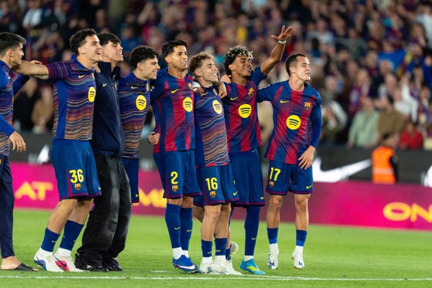 Spanish LaLiga EA Sports FC Barcelona, Barca v RCD Espanyol in Barcelona, Spain. FC Barcelona players celebrates victory 4-1 with the supporters during LaLiga EA Sports match between FC Barcelona and RCD Espanyol in Spotify Camp Nou, Barcelona, Spain, on April 11, 2026. Barcelona Spotify Camp Nou Barcelona Spain